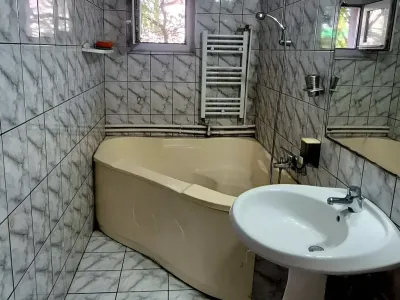 baie cu cada vanzare cumparare apartament Sector 5 București